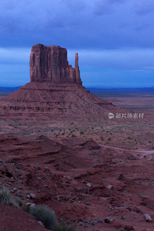 黄昏时分的西Mitten Butte